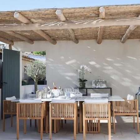 32 L Sport Court & Pool L Shellter